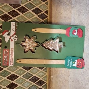 Happy Holiday Snoopy 2 pk spatulas + 2 cookie cutters set NWT